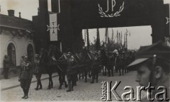 18.05.1935, Kraków, Polska.
Pogrzeb Marszałka Józefa Piłsudskiego. Kondukt pogrzebowy przejeżdża ulicą udekorowaną kirami i krzyżem Virtuti Militari. Na pierwszym planie - konie ciągnące lawetę z trumną zmarłego. 
Fot. NN, zbiory Ośrodka KARTA, kolekcję zdjęć przekazał Marcin Jabłoński.