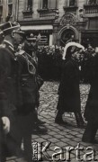 18.05.1935, Kraków, Polska.
Pogrzeb Marszałka Józefa Piłsudskiego - przedstawiciele Bułgarii i Francji maszerują w kondukcie pogrzebowym. W tle - ludność cywilna obserwująca uroczystość. 
Fot. NN, zbiory Ośrodka KARTA, kolekcję zdjęć przekazał Marcin Jabłoński.