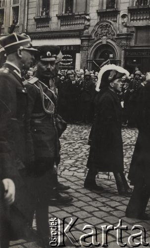 18.05.1935, Kraków, Polska.
Pogrzeb Marszałka Józefa Piłsudskiego - przedstawiciele Bułgarii i Francji maszerują w kondukcie pogrzebowym. W tle - ludność cywilna obserwująca uroczystość. 
Fot. NN, zbiory Ośrodka KARTA, kolekcję zdjęć przekazał Marcin Jabłoński.