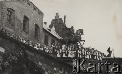 18.05.1935, Kraków, Polska.
Pogrzeb Marszałka Józefa Piłsudskiego. Ubrani w ludowe stroje mieszkańcy podkrakowskich miejscowości oczekują na wjazd konduktu pogrzebowego na Wawel. Widoczny jest również pomnik Tadeusza Kościuszki. 
Fot. NN, zbiory Ośrodka KARTA, kolekcję zdjęć przekazał Marcin Jabłoński.