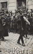 18.05.1935, Kraków, Polska.
Pogrzeb Marszałka Józefa Piłsudskiego. Kondukt pogrzebowy - oficer niosący polskie i francuskie ordery zmarłego. W tle - ludność cywilna obserwująca uroczystość.
Fot. NN, zbiory Ośrodka KARTA, kolekcję zdjęć przekazał Marcin Jabłoński.