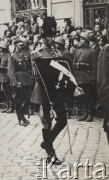 18.05.1935, Kraków, Polska.
Pogrzeb Marszałka Józefa Piłsudskiego. Kondukt pogrzebowy - oficer armii rumuńskiej niesie ordery rumuńskie, którymi odznaczony był zmarły. W tle - ludność cywilna obserwująca uroczystość.
Fot. NN, zbiory Ośrodka KARTA, kolekcję zdjęć przekazał Marcin Jabłoński.