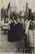 18.05.1935, Kraków, Polska.
Pogrzeb Marszałka Józefa Piłsudskiego - kondukt pogrzebowy. Ubrane w stroje regionalne Ślązaczki trzymają flagi z przytwierdzonymi kirami.
Fot. NN, zbiory Ośrodka KARTA, kolekcję zdjęć przekazał Marcin Jabłoński.