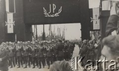 18.05.1935, Kraków, Polska.
Pogrzeb Marszałka Józefa Piłsudskiego. Generałowie Armii Polskiej idący w kondukcie pogrzebowym. W tle - ulica udekorowana kirami oraz krzyżami Virtuti Militari.
Fot. NN, zbiory Ośrodka KARTA, kolekcję zdjęć przekazał Marcin Jabłoński.