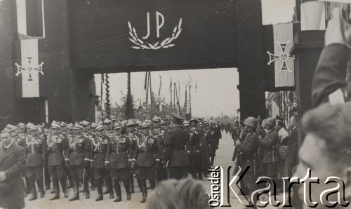 18.05.1935, Kraków, Polska.
Pogrzeb Marszałka Józefa Piłsudskiego. Generałowie Armii Polskiej idący w kondukcie pogrzebowym. W tle - ulica udekorowana kirami oraz krzyżami Virtuti Militari.
Fot. NN, zbiory Ośrodka KARTA, kolekcję zdjęć przekazał Marcin Jabłoński.