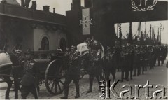 18.05.1935, Kraków, Polska.
Pogrzeb Marszałka Józefa Piłsudskiego. Generałowie Armii Polskiej idący w kondukcie pogrzebowym przy trumnie zmarłego. W tle - ulica udekorowana kirami oraz krzyżami Virtuti Militari.
Fot. NN, zbiory Ośrodka KARTA, kolekcję zdjęć przekazał Marcin Jabłoński.