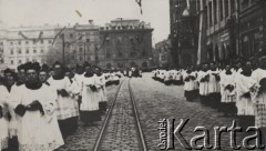 18.05.1935, Kraków, Polska.
Pogrzeb Marszałka Józefa Piłsudskiego. Duchowni idący w kondukcie pogrzebowym. W tle widoczny jest fragment Kościoła Mariackiego oraz kamienice Rynku Głównego.
Fot. NN, zbiory Ośrodka KARTA, kolekcję zdjęć przekazał Marcin Jabłoński.