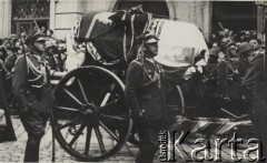 18.05.1935, Kraków, Polska.
Pogrzeb Marszałka Józefa Piłsudskiego - kondukt pogrzebowy. Na pierwszym planie widoczna jest ustawiona na lawecie trumna nakryta chorągwią w barwach narodowych, na której znajduje się buława marszałkowska i maciejówka. W tle - ludność cywilna obserwująca uroczystość.
Fot. NN, zbiory Ośrodka KARTA, kolekcję zdjęć przekazał Marcin Jabłoński.