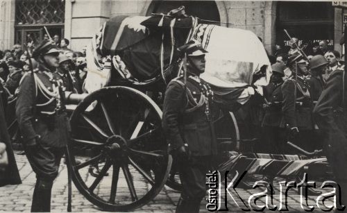18.05.1935, Kraków, Polska.
Pogrzeb Marszałka Józefa Piłsudskiego - kondukt pogrzebowy. Na pierwszym planie widoczna jest ustawiona na lawecie trumna nakryta chorągwią w barwach narodowych, na której znajduje się buława marszałkowska i maciejówka. W tle - ludność cywilna obserwująca uroczystość.
Fot. NN, zbiory Ośrodka KARTA, kolekcję zdjęć przekazał Marcin Jabłoński.