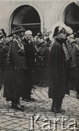 18.05.1935, Kraków, Polska.
Pogrzeb Marszałka Józefa Piłsudskiego. Prezydent Ignacy Mościcki w asyście wojskowej. W tle - ludność cywilna obserwująca wydarzenie.
Fot. NN, zbiory Ośrodka KARTA, kolekcję zdjęć przekazał Marcin Jabłoński.