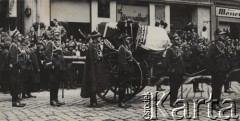 18.05.1935, Kraków, Polska.
Pogrzeb Marszałka Józefa Piłsudskiego - kondukt pogrzebowy. Na trumnie nakrytej chorągwią w barwach narodowych znajdują się maciejówka i buława marszałkowska. Na drugim planie - ludność cywilna obserwująca uroczystość.
Fot. NN, zbiory Ośrodka KARTA, kolekcję zdjęć przekazał Marcin Jabłoński.