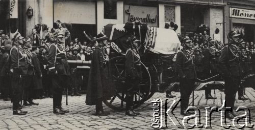 18.05.1935, Kraków, Polska.
Pogrzeb Marszałka Józefa Piłsudskiego - kondukt pogrzebowy. Na trumnie nakrytej chorągwią w barwach narodowych znajdują się maciejówka i buława marszałkowska. Na drugim planie - ludność cywilna obserwująca uroczystość.
Fot. NN, zbiory Ośrodka KARTA, kolekcję zdjęć przekazał Marcin Jabłoński.