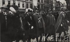 18.05.1935, Kraków, Polska.
Pogrzeb Marszałka Józefa Piłsudskiego - delegacja włoska idąca w kondukcie pogrzebowym. W tle - kamienice oraz ludność cywilna obserwująca wydarzenie.
Fot. NN, zbiory Ośrodka KARTA, kolekcję zdjęć przekazał Marcin Jabłoński.