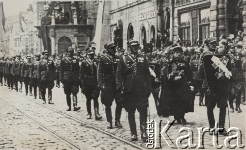 18.05.1935, Kraków, Polska.
Pogrzeb Marszałka Józefa Piłsudskiego - kondukt pogrzebowy. Oficerowie: polski, francuski i rumuński niosą ordery zmarłego. Na drugim planie - ludność cywilna obserwująca wydarzenie. W tle widoczne są kamienice Rynku Głównego oraz fragment Kościoła Mariackiego.   
Fot. NN, zbiory Ośrodka KARTA, kolekcję zdjęć przekazał Marcin Jabłoński.