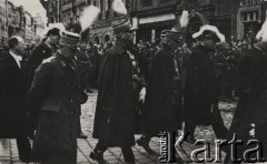 18.05.1935, Kraków, Polska.
Pogrzeb Marszałka Józefa Piłsudskiego - delegacja z Francji maszeruje w kondukcie pogrzebowym. W tle - ludność cywilna oraz krakowskie kamienice. 
Fot. NN, zbiory Ośrodka KARTA, kolekcję zdjęć przekazał Marcin Jabłoński.