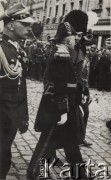 18.05.1935, Kraków, Polska.
Pogrzeb Marszałka Józefa Piłsudskiego - delegacja rumuńska maszeruje w kondukcie pogrzebowym. W tle - ludność cywilna obserwująca uroczystość.
Fot. NN, zbiory Ośrodka KARTA, kolekcję zdjęć przekazał Marcin Jabłoński.