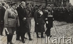 18.05.1935, Kraków, Polska.
Pogrzeb Marszałka Józefa Piłsudskiego - delegacja niemiecka maszeruje w kondukcie pogrzebowym. W tle - ludność cywilna oraz filmowiec nagrywający wydarzenie kamerą. 
Fot. NN, zbiory Ośrodka KARTA, kolekcję zdjęć przekazał Marcin Jabłoński.