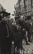 18.05.1935, Kraków, Polska.
Pogrzeb Marszałka Józefa Piłsudskiego - delegacja niemiecka idąca w kondukcie pogrzebowym. W tle - ludność cywilna oraz krakowskie kamienice udekorowane kirami.
Fot. NN, zbiory Ośrodka KARTA, kolekcję zdjęć przekazał Marcin Jabłoński.