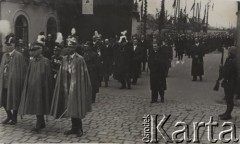 18.05.1935, Kraków, Polska.
Pogrzeb Marszałka Józefa Piłsudskiego. Delegacja włoska (na pierwszym planie) i delegacja angielska w kondukcie pogrzebowym. W tle - ulica udekorowana flagami państwowymi i kirami.
Fot. NN, zbiory Ośrodka KARTA, kolekcję zdjęć przekazał Marcin Jabłoński.