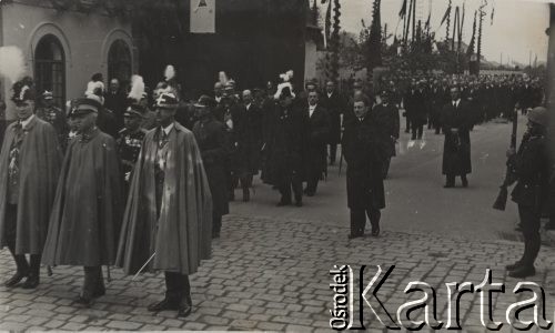 18.05.1935, Kraków, Polska.
Pogrzeb Marszałka Józefa Piłsudskiego. Delegacja włoska (na pierwszym planie) i delegacja angielska w kondukcie pogrzebowym. W tle - ulica udekorowana flagami państwowymi i kirami.
Fot. NN, zbiory Ośrodka KARTA, kolekcję zdjęć przekazał Marcin Jabłoński.
