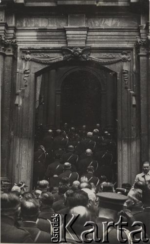 Po 12.05.1935, Kraków, Polska.
Nabożeństwo żałobne w Katedrze Wawelskiej po śmierci Marszałka Józefa Piłsudskiego. Przybyli na mszę świętą wierni wchodzą do świątyni.
Fot. NN, zbiory Ośrodka KARTA, kolekcję zdjęć przekazał Marcin Jabłoński.