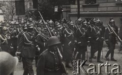 18.05.1935, Kraków, Polska.
Pogrzeb Marszałka Józefa Piłsudskiego. Generalicja idąca w kondukcie pogrzebowym. W tle widoczne są kiry.
Fot. NN, zbiory Ośrodka KARTA, kolekcję zdjęć przekazał Marcin Jabłoński.