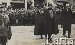 18.05.1935, Kraków, Polska.
Pogrzeb Marszałka Józefa Piłsudskiego. Prezydent Ignacy Mościcki w asyście wojskowej idzie w kondukcie pogrzebowym. W tle - ludność cywilna obserwująca uroczystość.
Fot. NN, zbiory Ośrodka KARTA, kolekcję zdjęć przekazał Marcin Jabłoński.