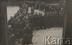 Po 18.05.1935, Kraków, Polska.
Śmierć Marszałka Józefa Piłsudskiego. Uczniowie Bydgoskiej Szkoły Podchorążych stoją przed wejściem na Wawel.
Fot. NN, zbiory Ośrodka KARTA, kolekcję zdjęć przekazał Marcin Jabłoński.