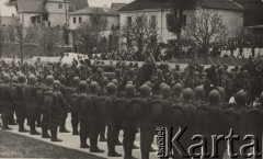 12.05.1936, Wilno, Polska.
Uroczystość złożenia serca Marszałka Józefa Piłsudskiego oraz Marii Piłsudskiej z Billewiczów we wspólnym grobie na cmentarzu na Rossie. Ustawieni w dwuszeregu żołnierze obserwują przejazd konduktu pogrzebowego.
Fot. NN, zbiory Ośrodka KARTA, kolekcję zdjęć przekazał Marcin Jabłoński.