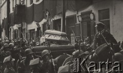 12.05.1936, Wilno, Polska.
Uroczystość złożenia serca Marszałka Józefa Piłsudskiego oraz Marii Piłsudskiej z Billewiczów we wspólnym grobie na cmentarzu na Rossie. Kondukt pogrzebowy - ustawiona na lawecie trumna w asyście wojskowej. W tle - zabudowa mieszkalna udekorowana kirami.
Fot. NN, zbiory Ośrodka KARTA, kolekcję zdjęć przekazał Marcin Jabłoński.
