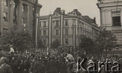 12.05.1936, Wilno, Polska.
Uroczystość złożenia serca Marszałka Józefa Piłsudskiego oraz Marii Piłsudskiej z Billewiczów we wspólnym grobie na cmentarzu na Rossie. Tłum zgromadzony na udekorowanych kirami i flagami państwowymi ulicach miasta. Fot. NN, zbiory Ośrodka KARTA, kolekcję zdjęć przekazał Marcin Jabłoński.
