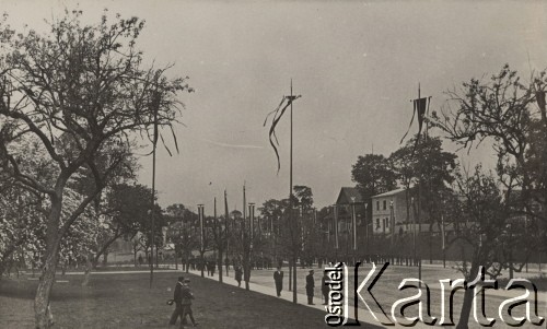 12.05.1936, Wilno, Polska.
Uroczystość złożenia serca Marszałka Józefa Piłsudskiego oraz Marii Piłsudskiej z Billewiczów we wspólnym grobie na cmentarzu na Rossie. Miasto udekorowane kirami oraz flagami państwowymi. W tle widoczni są: żołnierze, ludność cywilna, zabudowa mieszkalna, drzewa.
Fot. NN, zbiory Ośrodka KARTA, kolekcję zdjęć przekazał Marcin Jabłoński.