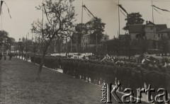 12.05.1936, Wilno, Polska.
Uroczystość złożenia serca Marszałka Józefa Piłsudskiego oraz Marii Piłsudskiej z Billewiczów we wspólnym grobie na cmentarzu na Rossie. Kondukt pogrzebowy przejeżdża przez ulicę udekorowaną kirami oraz flagami państwowymi. Wydarzenie obserwują ustawieni w dwuszeregu żołnierze oraz przedstawiciele duchowieństwa.
Fot. NN, zbiory Ośrodka KARTA, kolekcję zdjęć przekazał Marcin Jabłoński.