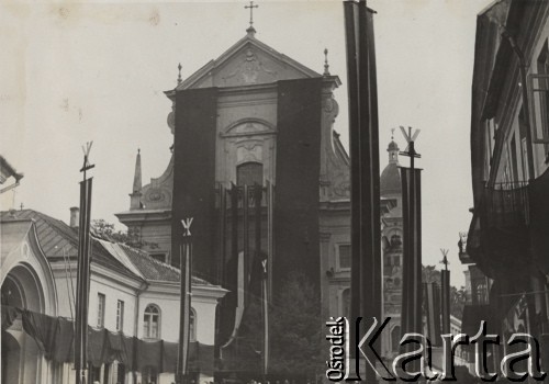 12.05.1936, Wilno, Polska.
Uroczystość złożenia serca Marszałka Józefa Piłsudskiego oraz Marii Piłsudskiej z Billewiczów we wspólnym grobie na cmentarzu na Rossie. Miasto udekorowane kirami i flagami państwowymi - na drugim planie widoczna jest fasada kościoła św. Teresy.
Fot. NN, zbiory Ośrodka KARTA, kolekcję zdjęć przekazał Marcin Jabłoński.