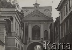 12.05.1936, Wilno, Polska.
Uroczystość złożenia serca Marszałka Józefa Piłsudskiego oraz Marii Piłsudskiej z Billewiczów we wspólnym grobie na cmentarzu na Rossie. Kaplica Ostrobramska udekorowana kirami i flagami państwowymi.
Fot. NN, zbiory Ośrodka KARTA, kolekcję zdjęć przekazał Marcin Jabłoński.
