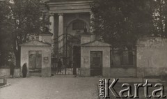 12.05.1936, Wilno, Polska.
Uroczystość złożenia serca Marszałka Józefa Piłsudskiego oraz Marii Piłsudskiej z Billewiczów we wspólnym grobie na cmentarzu na Rossie. Wejście do kościoła św. Piotra i Pawła na Antokolu.
Fot. NN, zbiory Ośrodka KARTA, kolekcję zdjęć przekazał Marcin Jabłoński.


