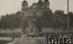 12.05.1936, Wilno, Polska.
Uroczystość złożenia serca Marszałka Józefa Piłsudskiego oraz Marii Piłsudskiej z Billewiczów we wspólnym grobie na cmentarzu na Rossie. Widok na kościół św. Piotra i Pawła na Antokolu. Na pierwszym planie - przechodnie, przejeżdżające dorożki oraz brama kościelna.
Fot. NN, zbiory Ośrodka KARTA, kolekcję zdjęć przekazał Marcin Jabłoński.



