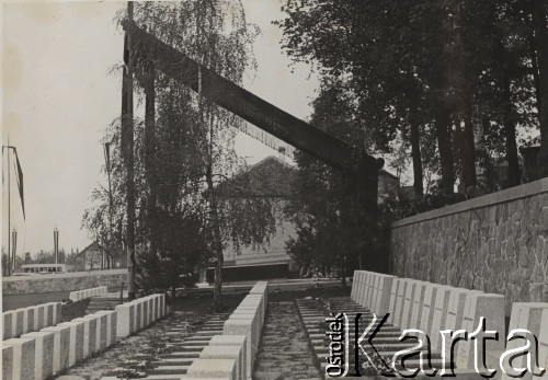 12.05.1936, Wilno, Polska.
Uroczystość złożenia serca Marszałka Józefa Piłsudskiego oraz Marii Piłsudskiej z Billewiczów we wspólnym grobie na cmentarzu na Rossie. Cmentarz Wojskowy na pierwszym planie, w tle - baldachim nad Mauzoleum 