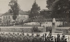 12.05.1936, Wilno, Polska.
Uroczystość złożenia serca Marszałka Józefa Piłsudskiego oraz Marii Piłsudskiej z Billewiczów we wspólnym grobie na cmentarzu na Rossie. Na pierwszym planie żołnierze biorący udział w wydarzeniu, w tle widoczny jest Cmentarz Wojskowy.
Fot. NN, zbiory Ośrodka KARTA, kolekcję zdjęć przekazał Marcin Jabłoński.