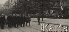 12.05.1936, Bydgoszcz, Polska.
Uroczystości w pierwszą rocznicę śmierci Józefa Piłsudskiego - przemarsz społeczeństwa bydgoskiego przed popiersiem Marszałka udekorowanym kwiatami oraz flagami w kolorach państwowych.
Fot. NN, zbiory Ośrodka KARTA, kolekcję zdjęć przekazał Marcin Jabłoński.