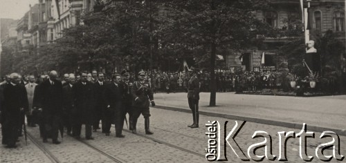 12.05.1936, Bydgoszcz, Polska.
Uroczystości w pierwszą rocznicę śmierci Józefa Piłsudskiego - przemarsz społeczeństwa bydgoskiego przed popiersiem Marszałka udekorowanym kwiatami oraz flagami w kolorach państwowych.
Fot. NN, zbiory Ośrodka KARTA, kolekcję zdjęć przekazał Marcin Jabłoński.