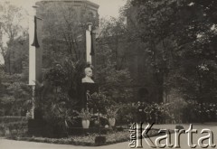 12.05.1936, Bydgoszcz, Polska.
Uroczystości w pierwszą rocznicę śmierci Józefa Piłsudskiego - społeczeństwo bydgoskie przed pomnikiem Marszałka udekorowanym kwiatami oraz kirami przytwierdzonymi do flag państwowych.
Fot. NN, zbiory Ośrodka KARTA, kolekcję zdjęć przekazał Marcin Jabłoński.