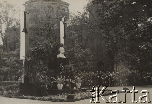 12.05.1936, Bydgoszcz, Polska.
Uroczystości w pierwszą rocznicę śmierci Józefa Piłsudskiego - społeczeństwo bydgoskie przed pomnikiem Marszałka udekorowanym kwiatami oraz kirami przytwierdzonymi do flag państwowych.
Fot. NN, zbiory Ośrodka KARTA, kolekcję zdjęć przekazał Marcin Jabłoński.