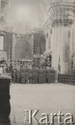 Po 12.05.1935, Kraków, Polska. 
Nabożeństwo żałobne w intencji zmarłego Marszałka Józefa Piłsudskiego w kościele św. Anny. Żołnierze zgromadzeni przed ołtarzem głównym.
Fot. NN, zbiory Ośrodka KARTA, kolekcję zdjęć przekazał Marcin Jabłoński.
