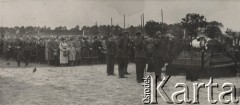 12.05.1936, Bydgoszcz, Polska. 
Nabożeństwo żałobne w pierwszą rocznicę śmierci Marszałka Józefa Piłsudskiego. Żołnierze oddają honory wojskowe przed symboliczną trumną nakrytą chorągwią w barwach państwowych. Uroczystość obserwuje ludność cywilna.
Fot. NN, zbiory Ośrodka KARTA, kolekcję zdjęć przekazał Marcin Jabłoński.