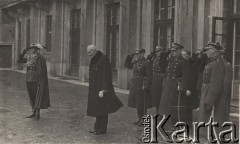 Po 12.05.1935, Kraków (?), Polska.
Uroczystości związane ze śmiercią Marszałka Józefa Piłsudskiego. Prezydent Ignacy Mościcki w asyście wojskowej. 
Fot. NN, zbiory Ośrodka KARTA, kolekcję zdjęć przekazał Marcin Jabłoński.