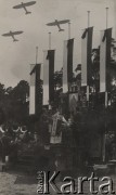 12.05.1936, Bydgoszcz, Polska. 
Nabożeństwo żałobne w pierwszą rocznicę śmierci Marszałka Józefa Piłsudskiego. Żołnierze i duchowni przed ołtarzem polowym udekorowanym kwiatami w doniczkach i flagami państwowymi z kirami. W tle - przelatujące samoloty.
Fot. NN, zbiory Ośrodka KARTA, kolekcję zdjęć przekazał Marcin Jabłoński.