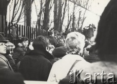 18.12.1978, Gdańsk, Polska.
Uroczystości rocznicowe w Stoczni Gdańskiej im. Lenina, upamiętniające Wydarzenia Grudniowe 1970 - złożenie wieńców. Na pierwszym planie widoczni są uczestnicy obchodów.
Fot. NN, zbiory Ośrodka KARTA, przekazał Marcin Jabłoński