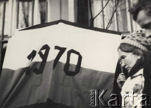 18.12.1978, Gdańsk, Polska.
Uroczystości rocznicowe w Stoczni Gdańskiej im. Lenina, upamiętniające Wydarzenia Grudniowe 1970 - uczestnicy obchodów stoją obok biało-czerwonej flagi z datą 1970.
Fot. NN, zbiory Ośrodka KARTA, przekazał Marcin Jabłoński