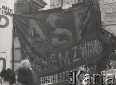 Lata 80-te, Warszawa, Polska.
Strajk studencki, manifestanci na Krakowskim Przedmieściu przed bramą wejściową Akademii Sztuk Pięknych. Widoczny jest transparent 